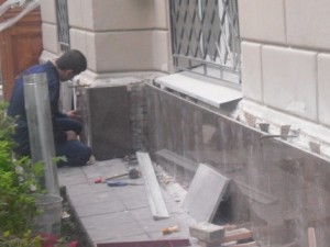 фото работы по граниту и мрамору на облицовке цоколя 